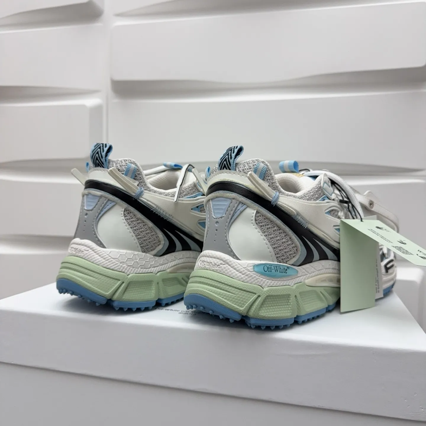 【off- white】P: 720💰Couple style👫, Size: 35-44 (Male 38.45.46 custom-made) High-quality version👊"Out of office" series original mold opening, original lasting, production process 1:1 original version ➰OFF GREY) OFF-WHITE Be Right Back Couple style👫Round toe lace-up arrow pattern low-top lifestyle casual shoes green. A running shoe called the "Be Right Back" sneaker. The design of this sneaker is inspired by Japanese sports aesthetics and craftsmanship, with running performance and principles at its core.